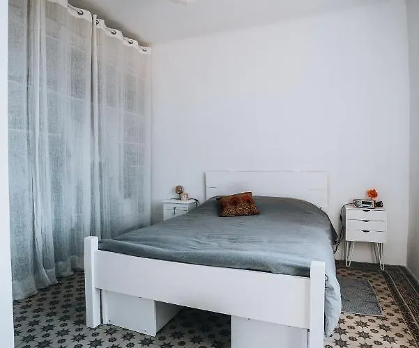 Hébergement de vacances Maison De Village Avec Piscine Orsan