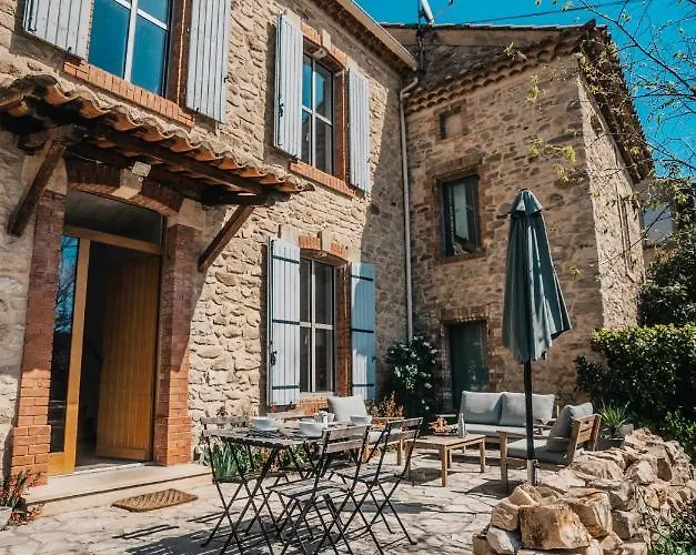 Hébergement de vacances Maison De Village Avec Piscine Orsan